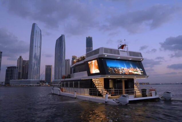 Creek Harbour Business Class Yacht Dinner Cruise with Intercontinental Buffet