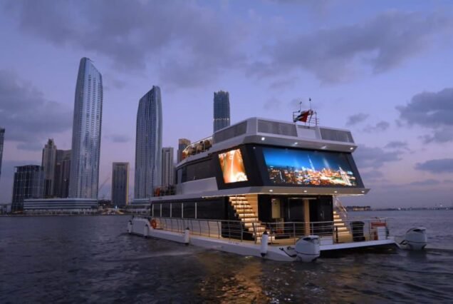 Creek Harbour Business Class Yacht Dinner Cruise with Intercontinental Buffet